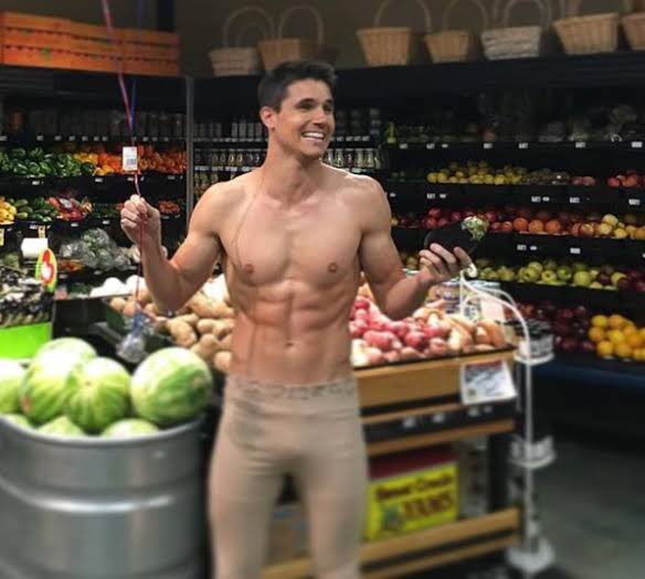 Robbie Amell.