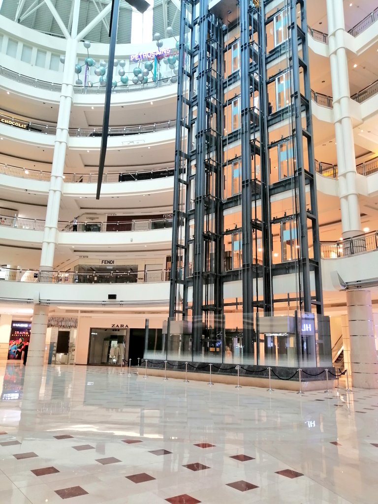 JTB_MLY's tweet image. 食料の買い出しにSuria KLCCへ。こんな日人がいないモールは始めてでした。伊勢丹などスーパーは入店人数を制限しながら営業しています。

#クアラルンプールの今
#FMCO