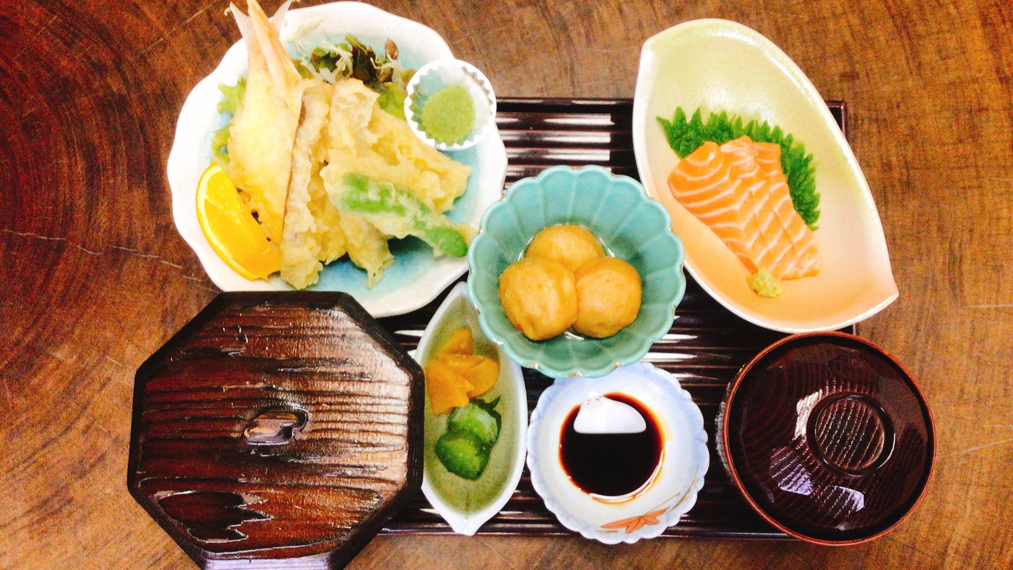 つくばね亭 今日の日替わり定食は サーモンの刺身 イトヨリとゴボウの天ぷら がんもどきの煮物です T Co Hzxwalttvn Twitter
