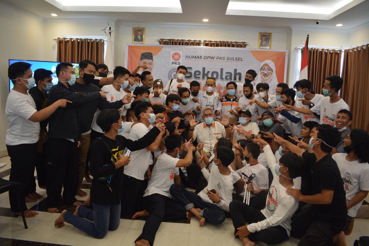 Bang Amri, Ketua DPW PKS Sulsel di tengah-tengah peserta sekolah digital Humas DPW PKS Sulsel, 20/06/2021. Sebanyak 100 lebih peserta, sebagian besar dari kalangan milenia siap bangkitkan dan sebarluaskan visi kerakyatan PKS di media berbasis digital. #sekolahdigital #PKSmodern