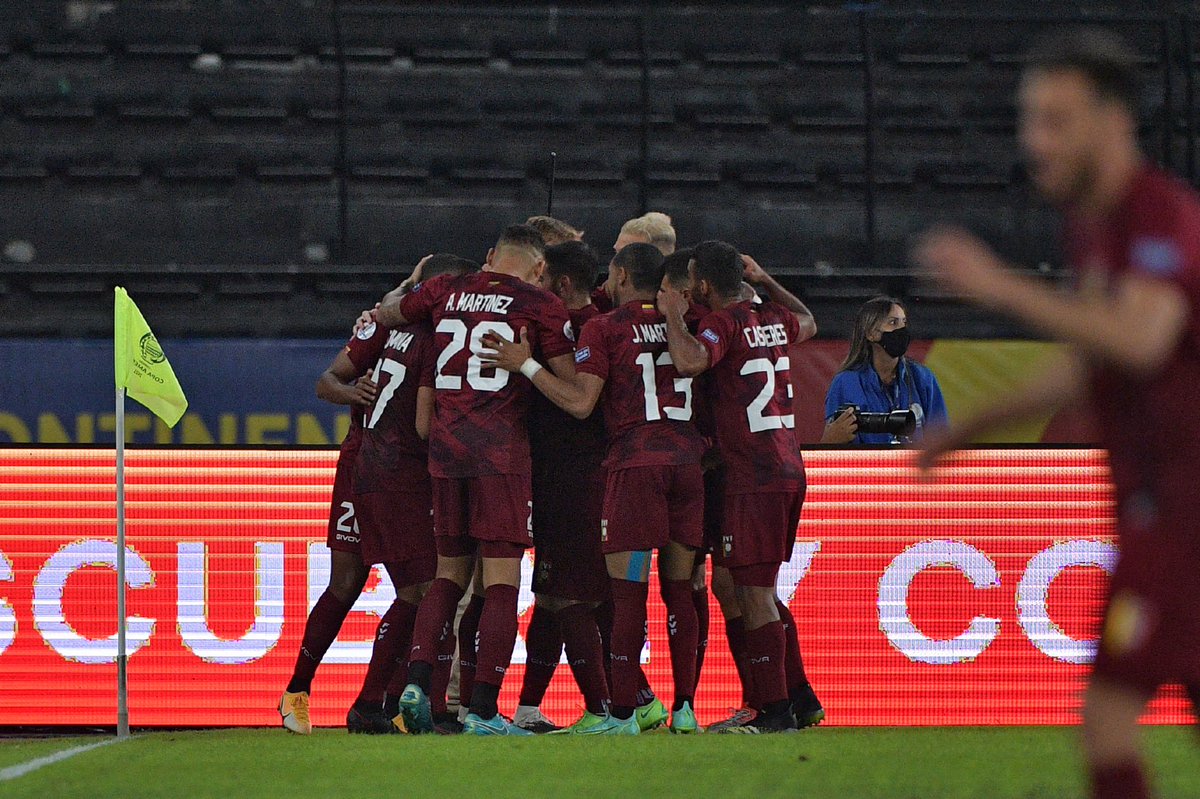 SeleVinotinto's tweet photo. Este equipo lo deja todo por ti, por todos… por #Venezuela. 🤩💛💙❤️

📸: @CONMEBOL

#VamosVinotinto #CopaAmérica #VibraElContinente https://t.co/5HCj8GqqRe