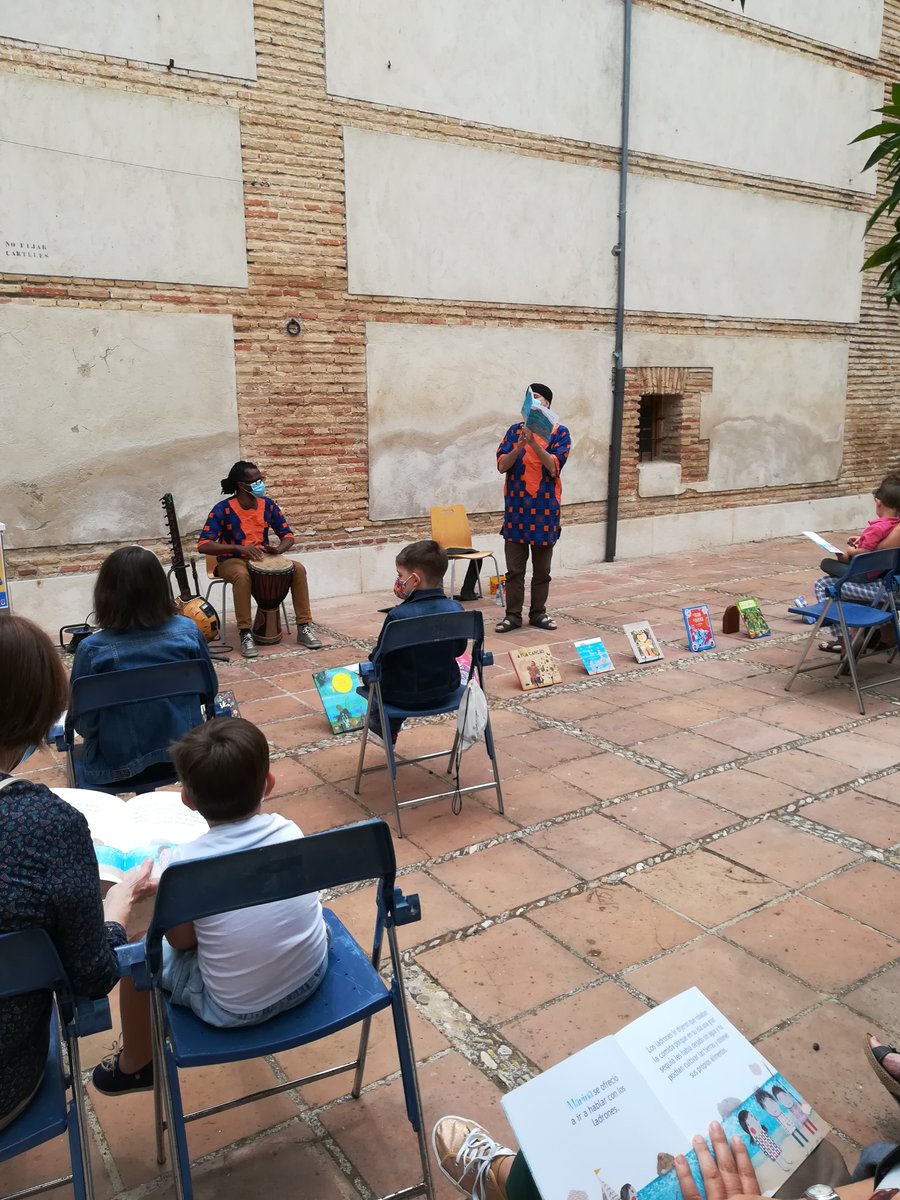 Como estaba anunciado la <a href="/FMusol/">Fundación MUSOL</a> y la #biblioteca de #Archidona con el objetivo de hacer comunidad y apostar por los #ODS  por medio  de la palabra  se realizo el cuentacuentos "Contar el mundo" a cargo de  #piratasdealejandría.  
#BibliotecasSostenibles
<a href="/fesabid/">FESABID</a> 
<a href="/Cooper2030ods/">Agenda 2030 ODS</a>