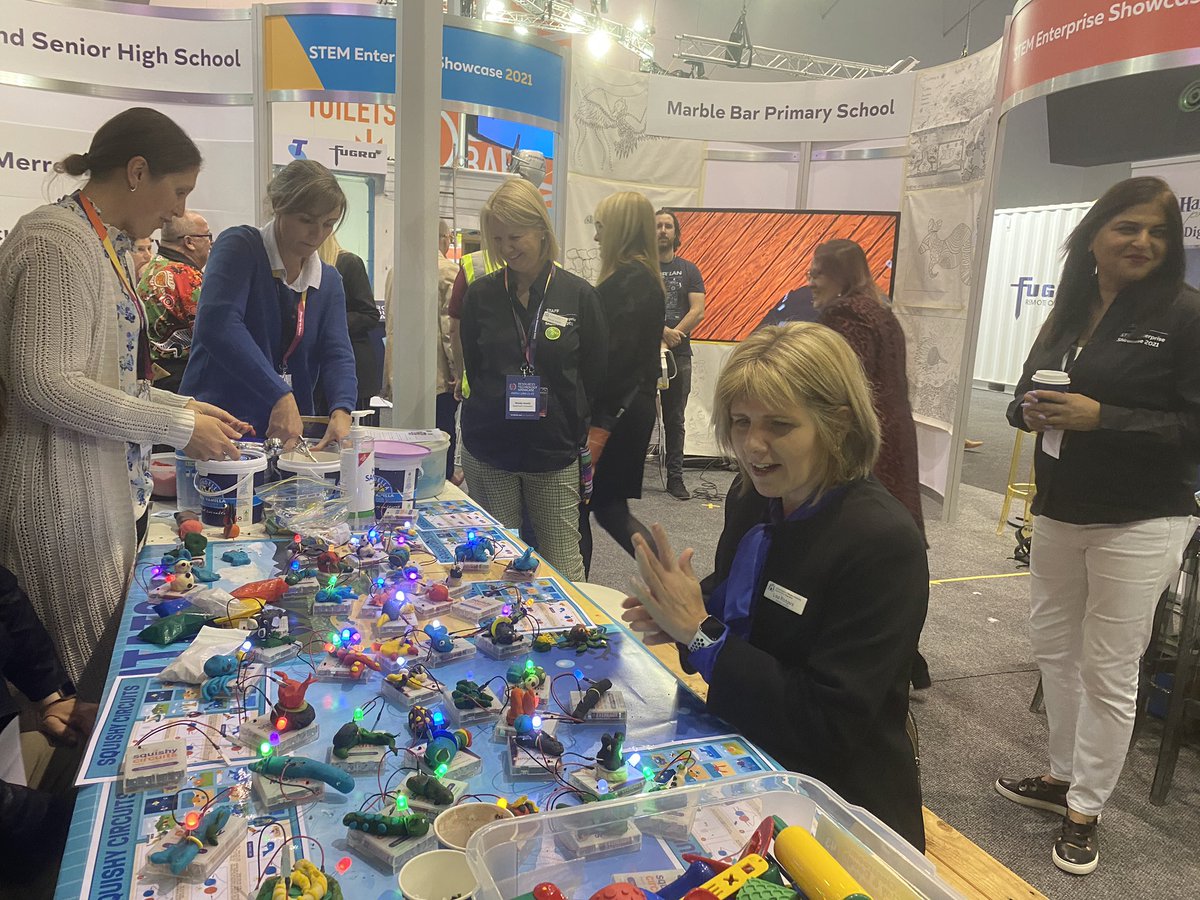 One of our last customers for the day…. <a href="/educationlisa/">Lisa Rodgers</a> #squishycircuits #digitech2021 #rts2021
