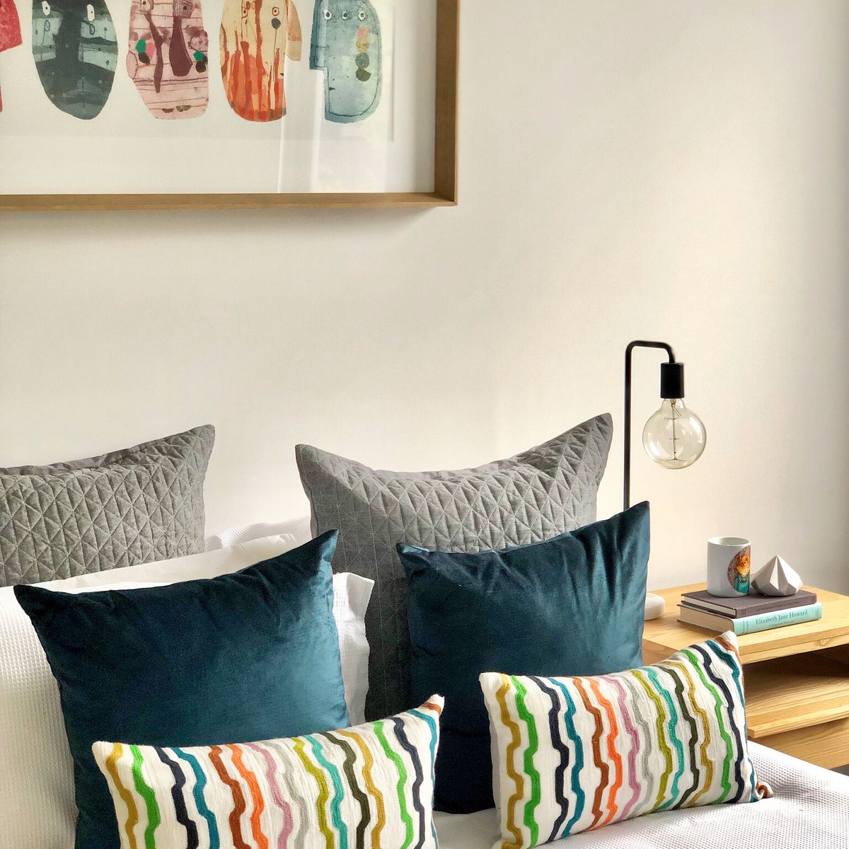 Set the tone for a relaxation bedroom with stylish cushions and artwork.

This stunning bedroom is styled by Moran Property Styling.

#interiordesign #ultima #bedroom #moranprpertystyling