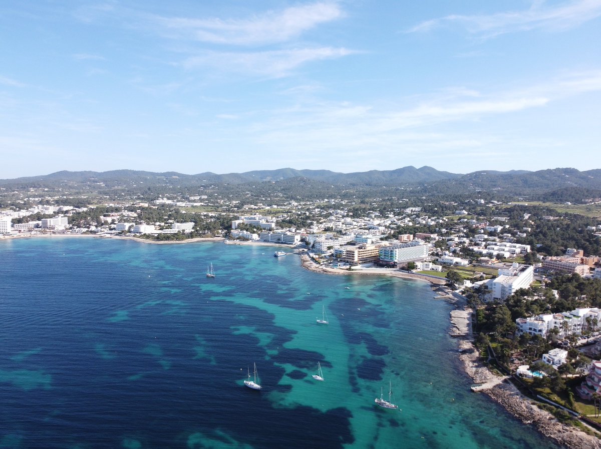 La badia de Portmany alberga 30.000 places turístiques i 28.000 residents. Una enorme pressió que exigeix aplicar mesures ambicioses de conservació. El nostre paisatge és el nostre major valor econòmic i social, i d'ell depèn la nostra qualitat de vida #SalvemSaBadia #Eivissa