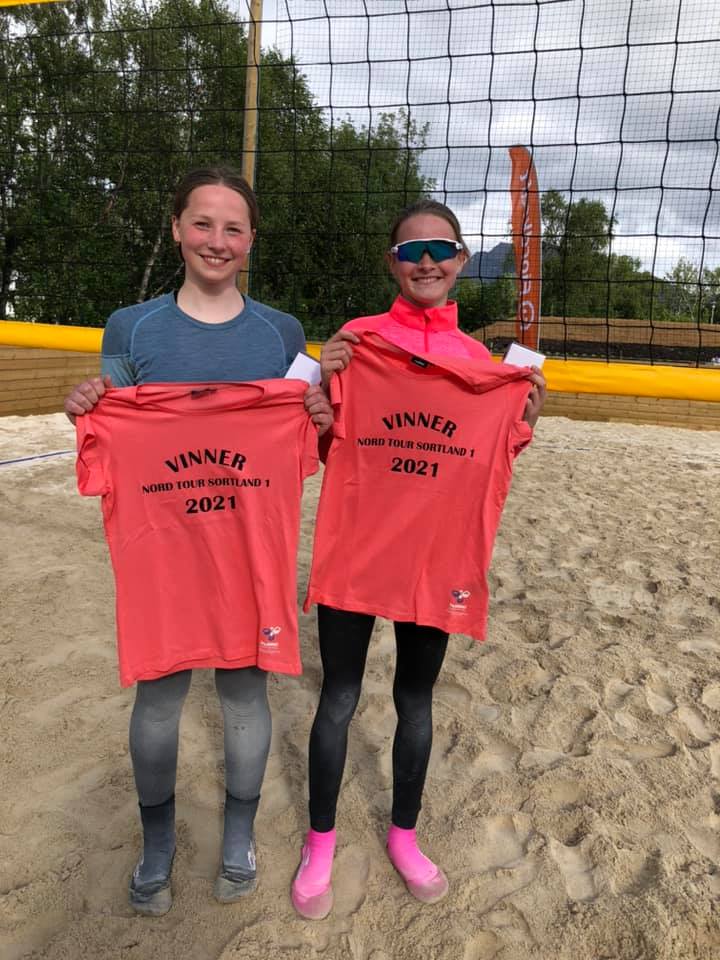BKTromsoe's tweet image. Vi GRATULERER!
Nord Tour Sortland 1 med U17 og åpen samling for regionlag U17 i #sandvolleyball på fantastiske SVBK ARENA på #Sortland på lørdag. Fin dag i sanda og seier til Tuva Lunde Zachariassen ( #BKTromsø ) og Emma Lassesen ( #ØKSIL )!