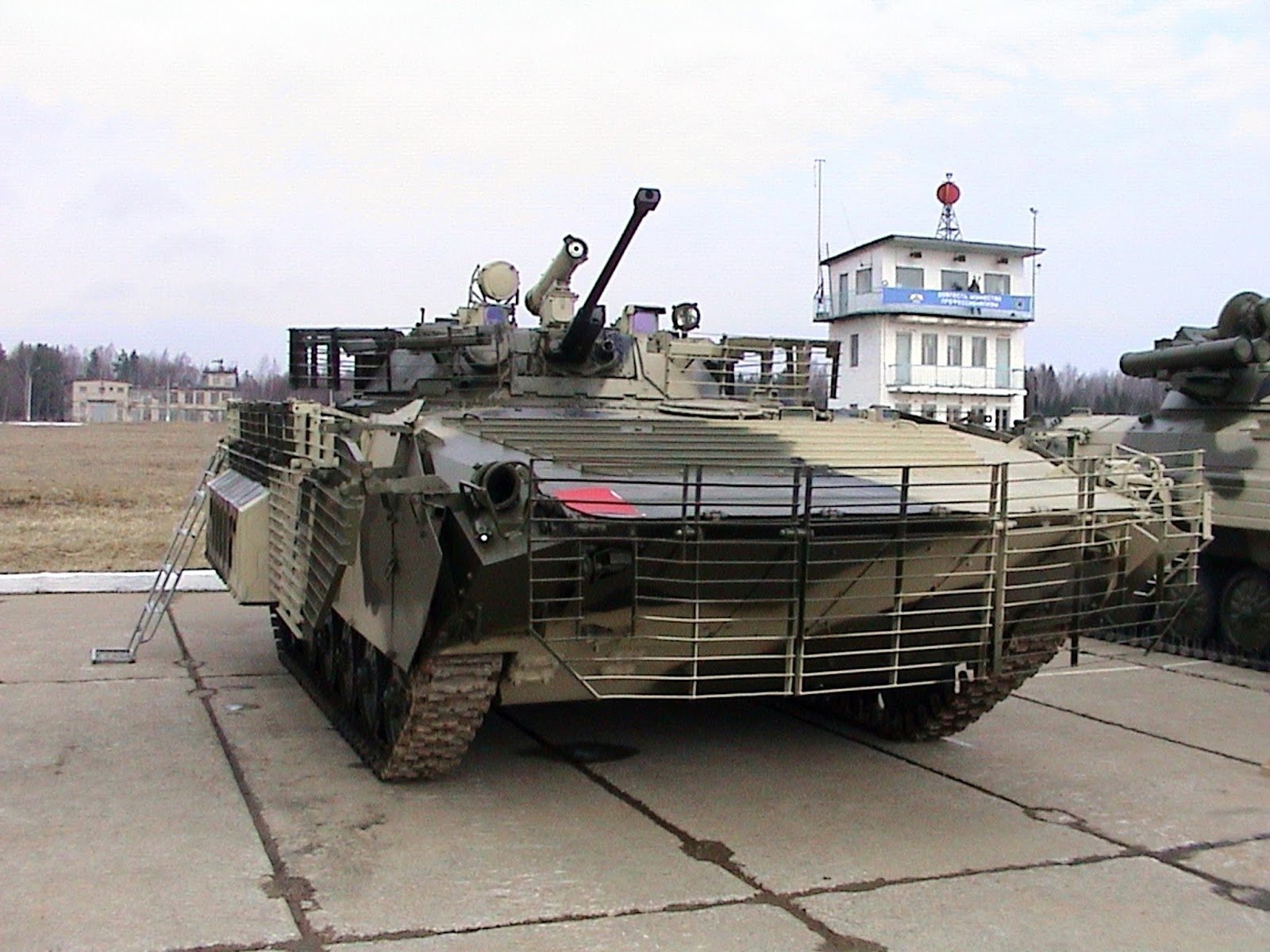 защита бмп 2. бмп 2 с динамической защитой. бмп 2 модернизация брони. бмп 2 днр динамическая защита. броня бмп 2.