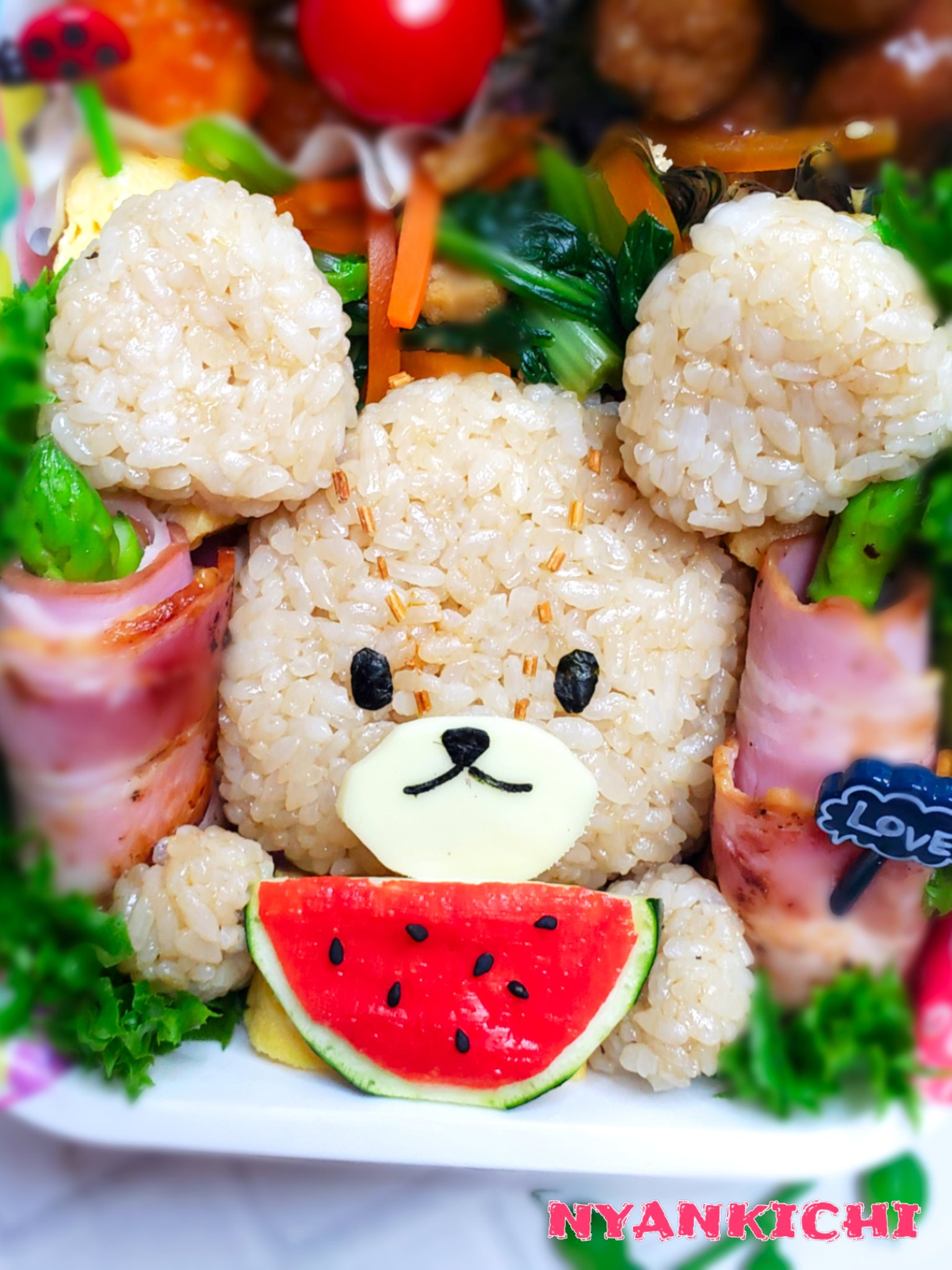 にャん吉 今日の次女弁は くまのがっこうのジャッキーとスイカ弁当 スイカ持たせるだけで夏っぽくなるなぁ スイカは ズッキーニとカニカマです たまご焼き耳で隠れちゃった 笑 普通弁当は長女 くまのがっこう ジャッキー 夏弁当 キャラ弁 デコ にャん吉 今日の次女弁は くまのがっこうのジャッキーとスイカ弁当 スイカ持たせるだけで夏っぽくなるなぁ スイカは ズッキーニとカニカマです たまご焼き耳で隠れちゃった 笑 普通弁当は長女 くまのがっこう ジャッキー 夏弁当 キャラ弁 デコ
