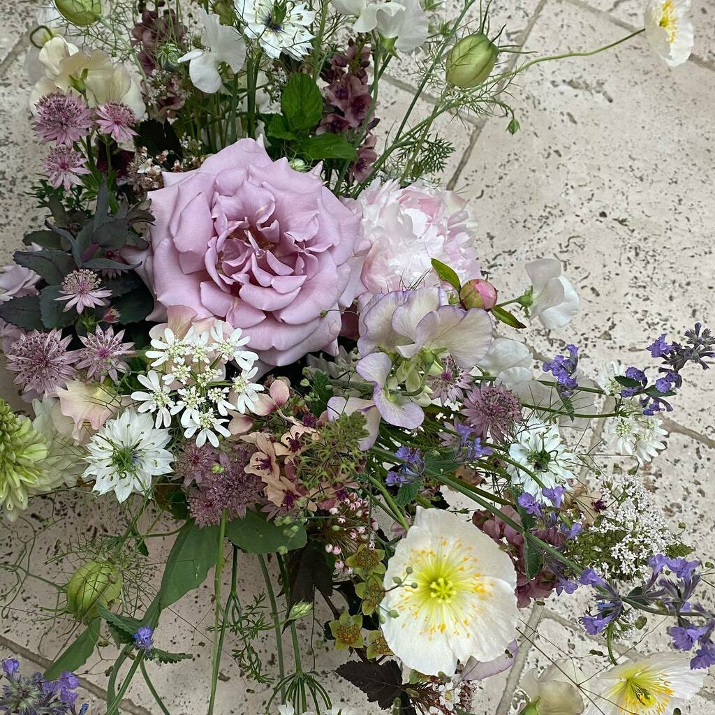 myflowerpatch's tweet image. Ahhh Koko Loko I do adore you! You go through the most marvellous colour tones. 

Some of my favourite stems in this arrangement. Picked to my own colour scheme to do a #nofloralfoam demo for a local gardening group. 

In my very humble opinion it would … instagr.am/p/CQX4XNllIIe/