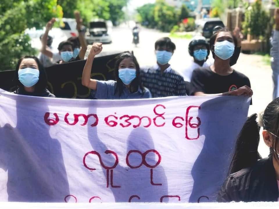 IrrawaddyNews's tweet photo. Local people in #Mandalay took to the streets against the military regime on Monday. (Photo:CJ) 

#WhatsHappeningInMyanmar https://t.co/ocp1eTQBKi