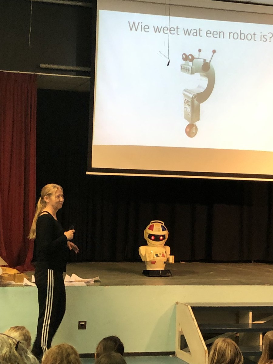 Sterredans's tweet photo. Kennismaken met Emilio, een robot uit de jaren ‘70, alle kinderen zijn meteen geïnteresseerd🤩 @anitawaltman
Fijn weer een weekopening in de aula!
#robots #thema #weekopening #jenaplan #vieren https://t.co/FaUGjnOpDh
