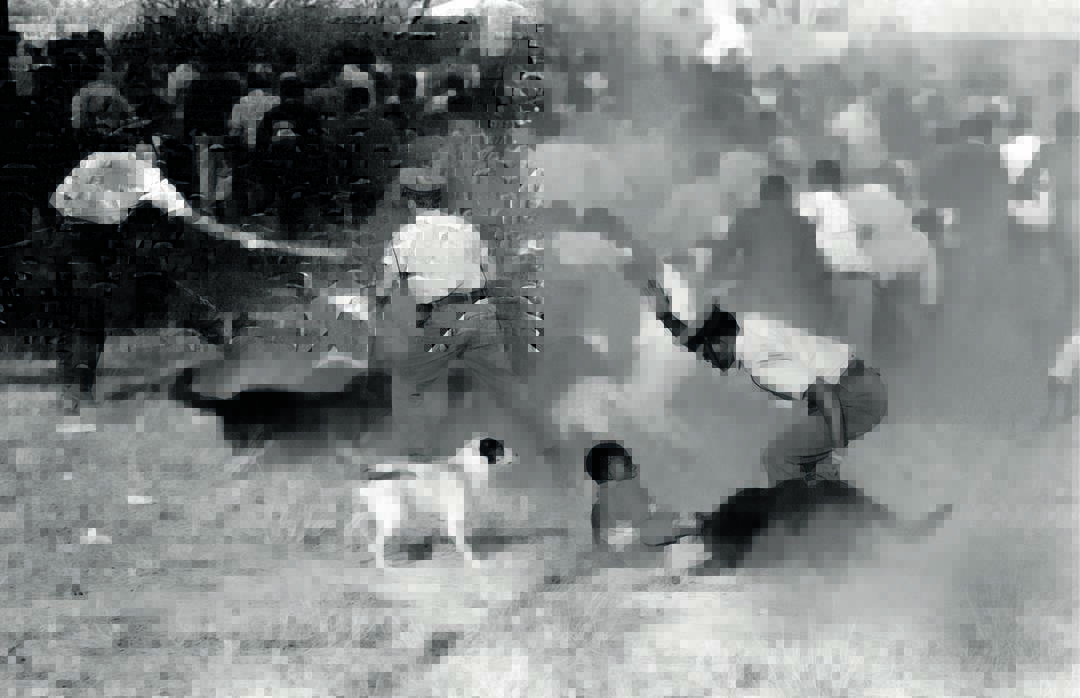 The decisive frame:

From documenting military operations and international civil uprisings to infamous political figures and royal family members, press photographer Jim Tampin captured it all with an astute eye and considered timing.

Full story: issuu.com/bippmagazine/d…