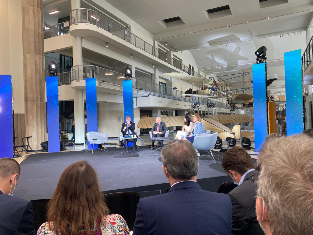 Le #Parisairforum 2021, démarre ce matin au <a href="/MuseeAirEspace/">Musée de l'Air et de l'Espace</a> au Bourget. 
🔴<a href="/Oracle_France/">Oracle France</a> et sa team Partenaire de l’évènement sont présents dans l’assemblée pour suivre les sessions et interagir avec vous.
👉retrouvez-nous sur parisairforum.fr  @LaTribuneEvents