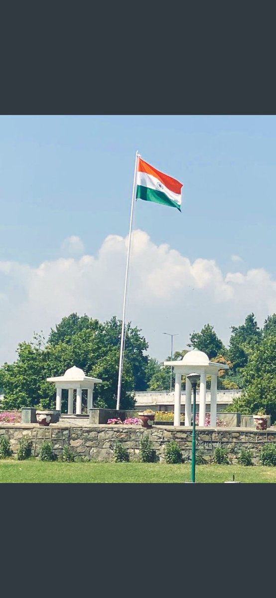 TheHangul_'s tweet photo. For the first time, Tri-Colour flag hoisted in famous Iqbal Park Srinagar .

PS: Mujhe na Tann Chahiye, na dhan Chahiye, Bas Aman se bhara Ye wattan Chahiye, Aur Jab Maru toh Tiranga 🇮🇳 Kaffan Chahiye !

#JaiHind 🙏 
#MeraKashmirBadalRahaHai https://t.co/MbRF4Lt49c