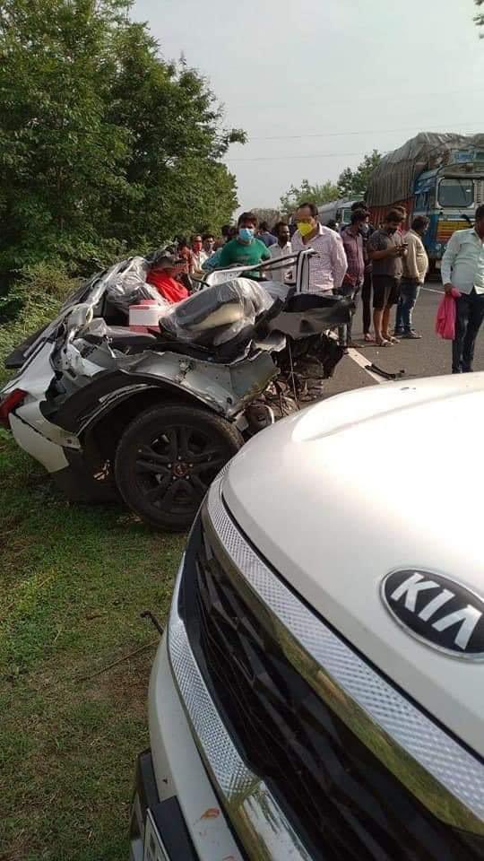 mayursejpal's tweet photo. This is KIA Car for you... 
Car broken into 2 pieces in accident... Poor Quality ...
@KiaInd https://t.co/f2Gq7lk54l