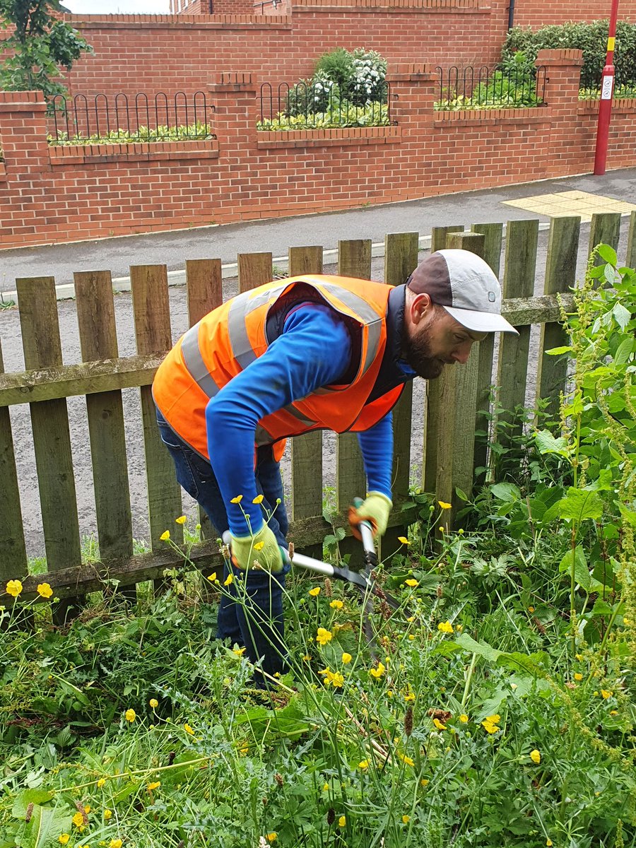 deersleapgroup's tweet photo. Deer's Leap Wood gets a little touch of love and care to make it more presentable on entering. 
#CleanerGreenerStreet #CleanerBrum 
#Lovewhereyoulive #CommunityMatters #Deersleapwood  #volunteers https://t.co/lnpL86Hnz9