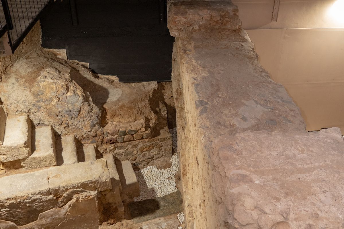 TuriCartagenaES's tweet photo. Hoy en #VisitaCT llegamos hasta la Domus del portico
Una vivienda romana, que se utilizó como parte del pórtico que daba acceso al jardín del teatro romano. Este lugar fue un espacio dedicado a la cultura y el ocio, y ahora XXI siglos después mantiene la esencia de cultura. https://t.co/kzsSsHYQ4s