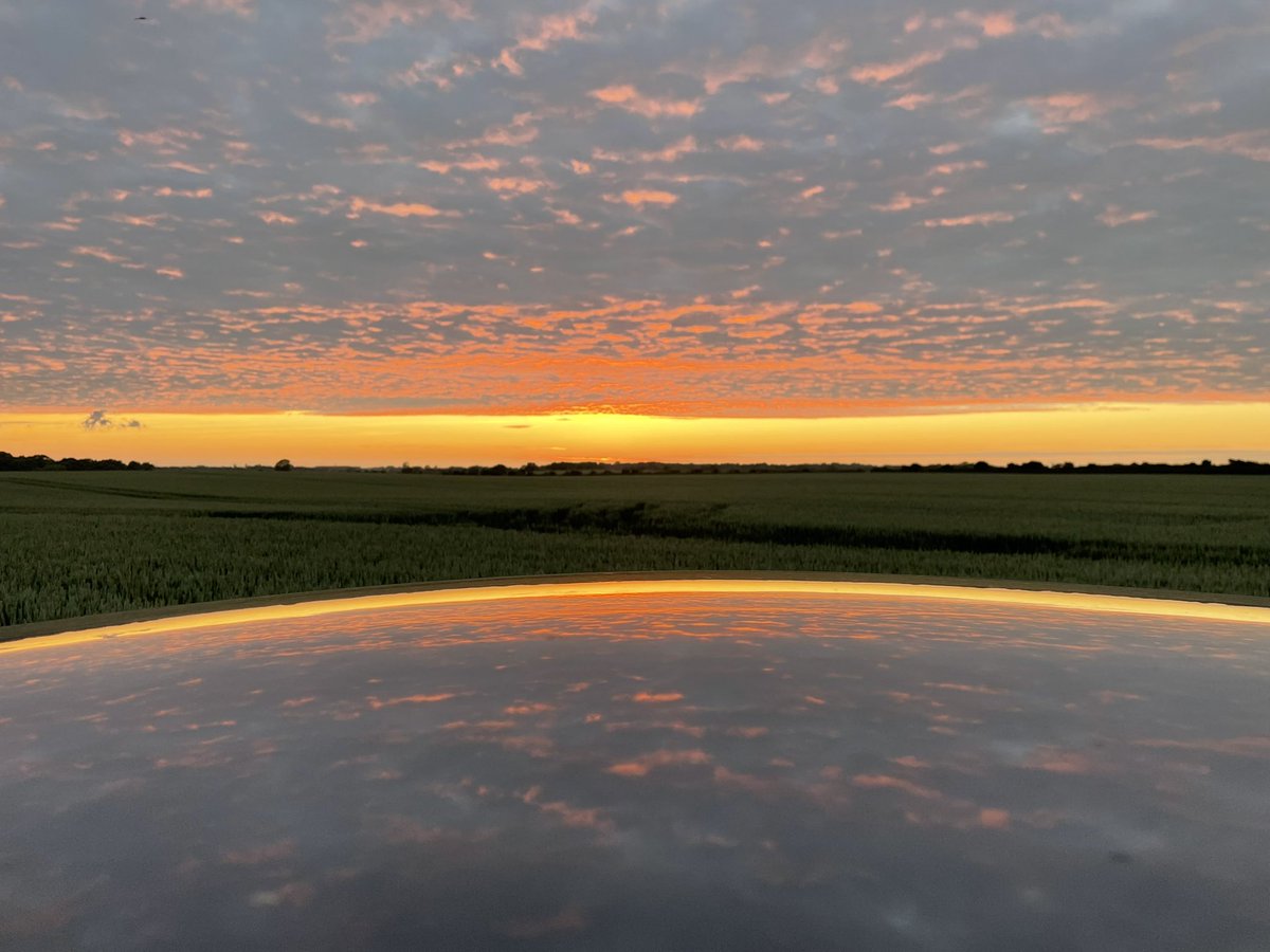 eldawsonnn's tweet photo. Last nights sunset reflecting off the top of a car @peter_levy @Hudsonweather @BBCLookNorth https://t.co/SiY4ge5ZF4