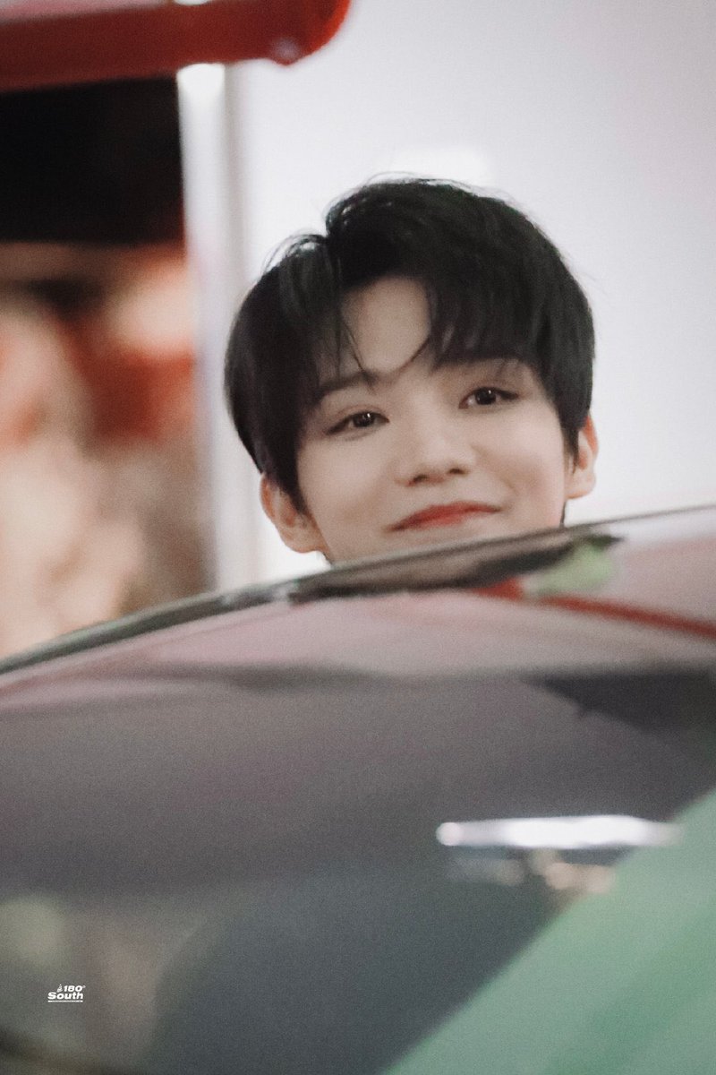 NOOO IM DOING MY WORK AND I SEE THIS??????? IM GNA BREAKDOWN 

cr. 180度以南·罗一舟