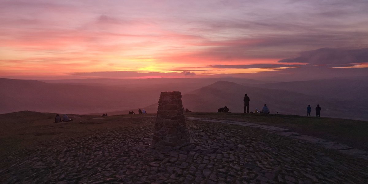 Customdiver's tweet image. The breaking summer solstice dawn from Mam Tor in the Peak District, made it here after a 30 mile trail run through the night.