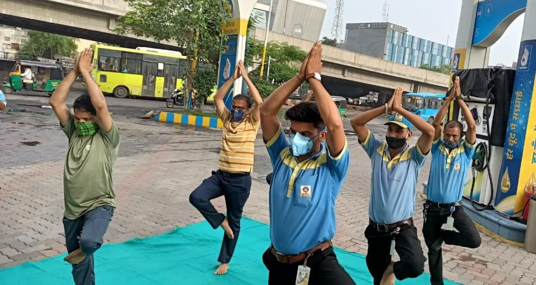 BPCLRETAILSURAT's tweet photo. "Inhale the future and exhale the past"
Our DSMs and Managers practicing yoga on #IYD2021 at our COCO Fuel Station 
BP-Surat
#InternationalDayOfYoga 
#YogaForWellness 

@BPCLRetail @BPCLimited @Parthasarthy322 @MIHIRJOSHI1972 https://t.co/017KvTFtAc