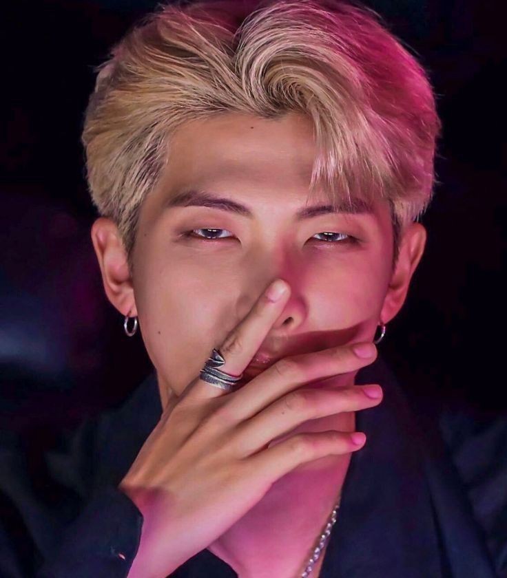 Anshika44889932's tweet photo. Cute and hot picture of Kim namjoon our joonie ❤️😊💜
#ourdaddy https://t.co/gtVPz6bESC