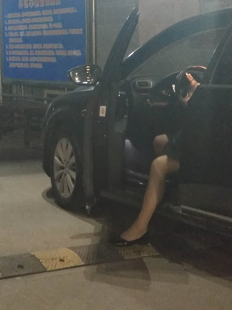 #打胶 拿出来不久女主人出来了，偷听到她的对话了😂还以为是小偷偷走了，其实只是想打个胶…图4是一个少妇，不过家门口并没有鞋子😞