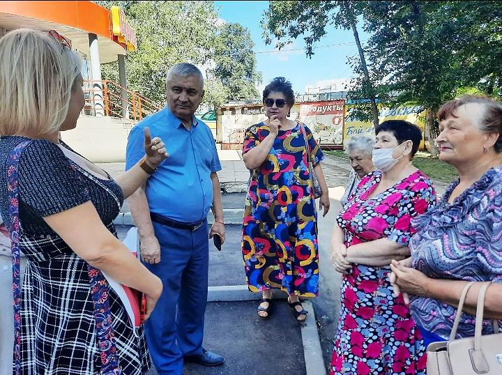 На выездных встречах депут Губер. Думы Воропаева В А. по заявлениям жителей 10 микр. основными вопросами были: ремонт внутриквар. дорог, содерж. и ремонт оборудования на детс. площ. Жители уверены, что и эти вопросы будут решены, как у д.67 Фадеева уже отремонтированы ступеньки.