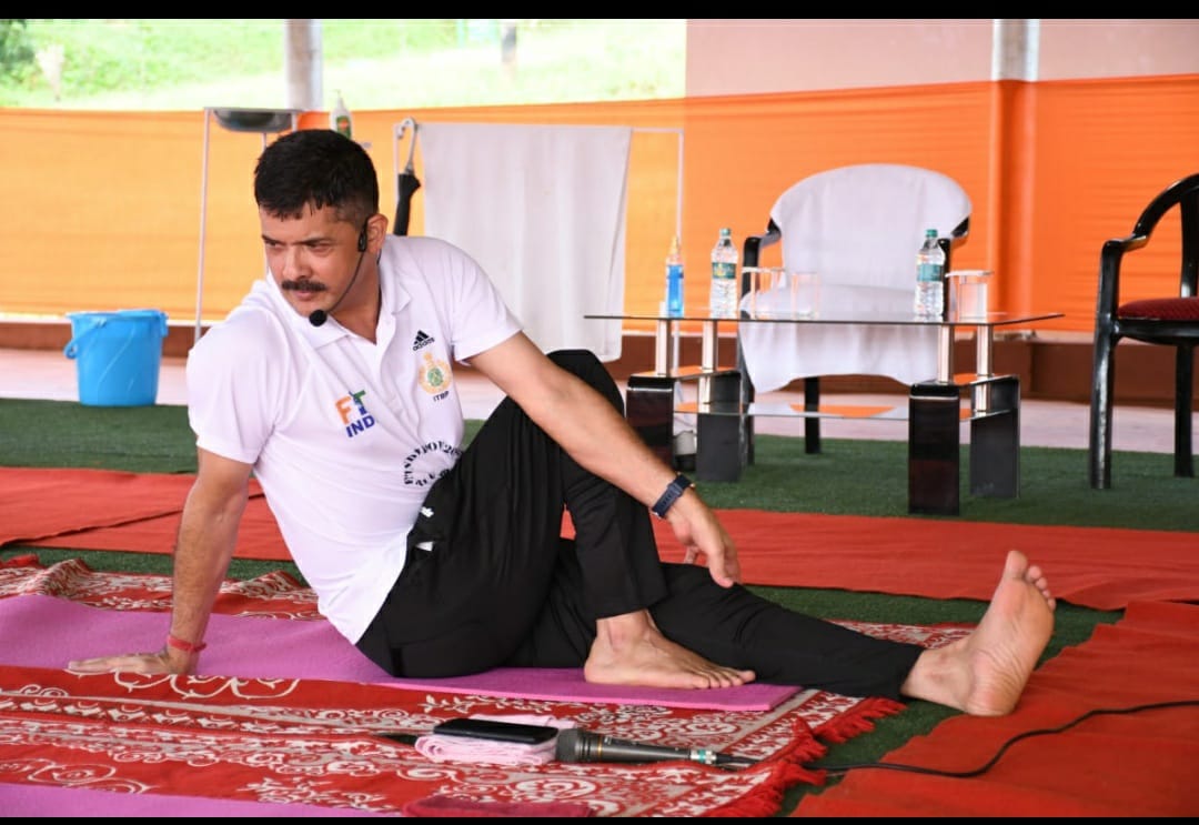 रोज करिए योग,
शरीर रहेगा निरोग।

स्वस्थ रहें, प्रसन्न रहें। 
योग दिवस की शुभकामनाएं I

#Himveers of #ITBP practicing #Yoga at RTC Kimin, Arunachal Pradesh on #InternationalDayOfYoga.

#InternationalYogaDay 
#YogaForWellness 
#YogaForHealth 
#अंतर्राष्ट्रीययोगदिवस