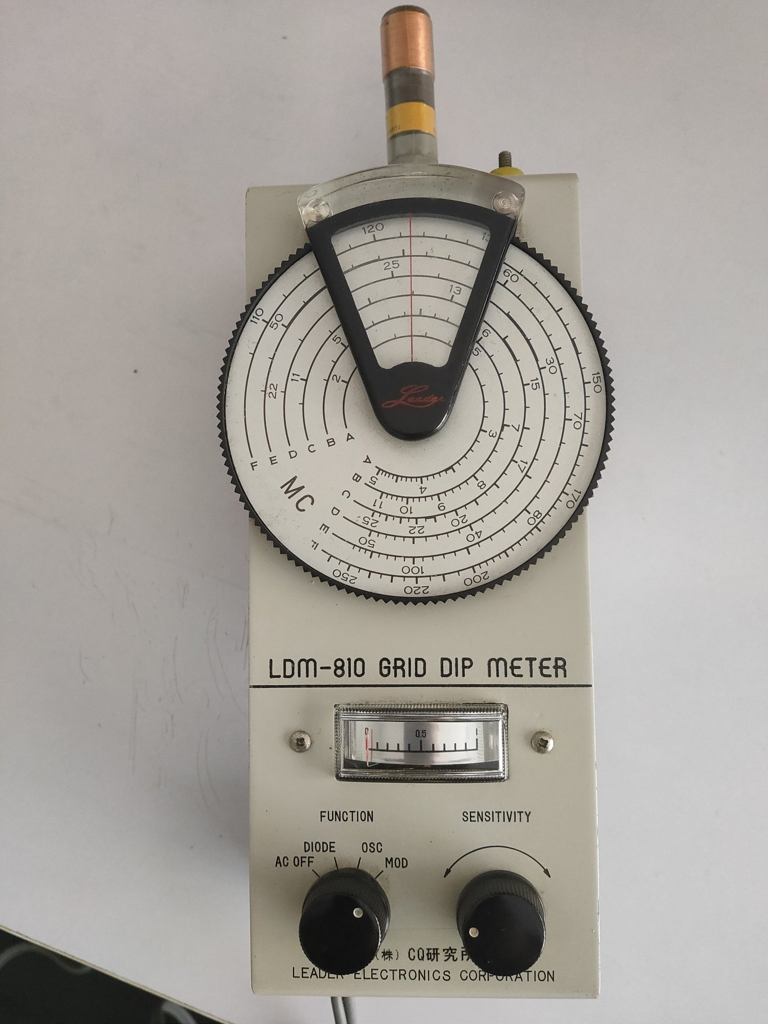 Cq研究所 久しぶりにlc共振回路の周波数測定をリーダーldm810グリッドディップメーター で行おうとしたが動作しないので中を開けてみた このディップメーターはニュービスタと呼ばれる日立製の超小型真空管6cw4である 電源を入れるとかなり加熱しているので