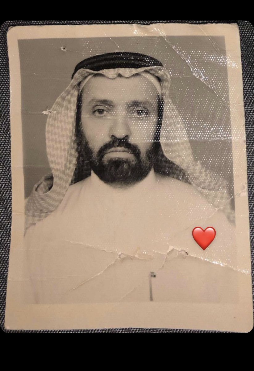 ghamdimoh1's tweet photo. لامعجم يفسر معنى "أب" كما تفسرها الحياه ظل ورف ومتكأ وإن غاب : فلا ظلّ ولامُتكأ. "اللهم وسِع قبر أبي بنعيم لا يفنى" https://t.co/JnDqDZYPdt