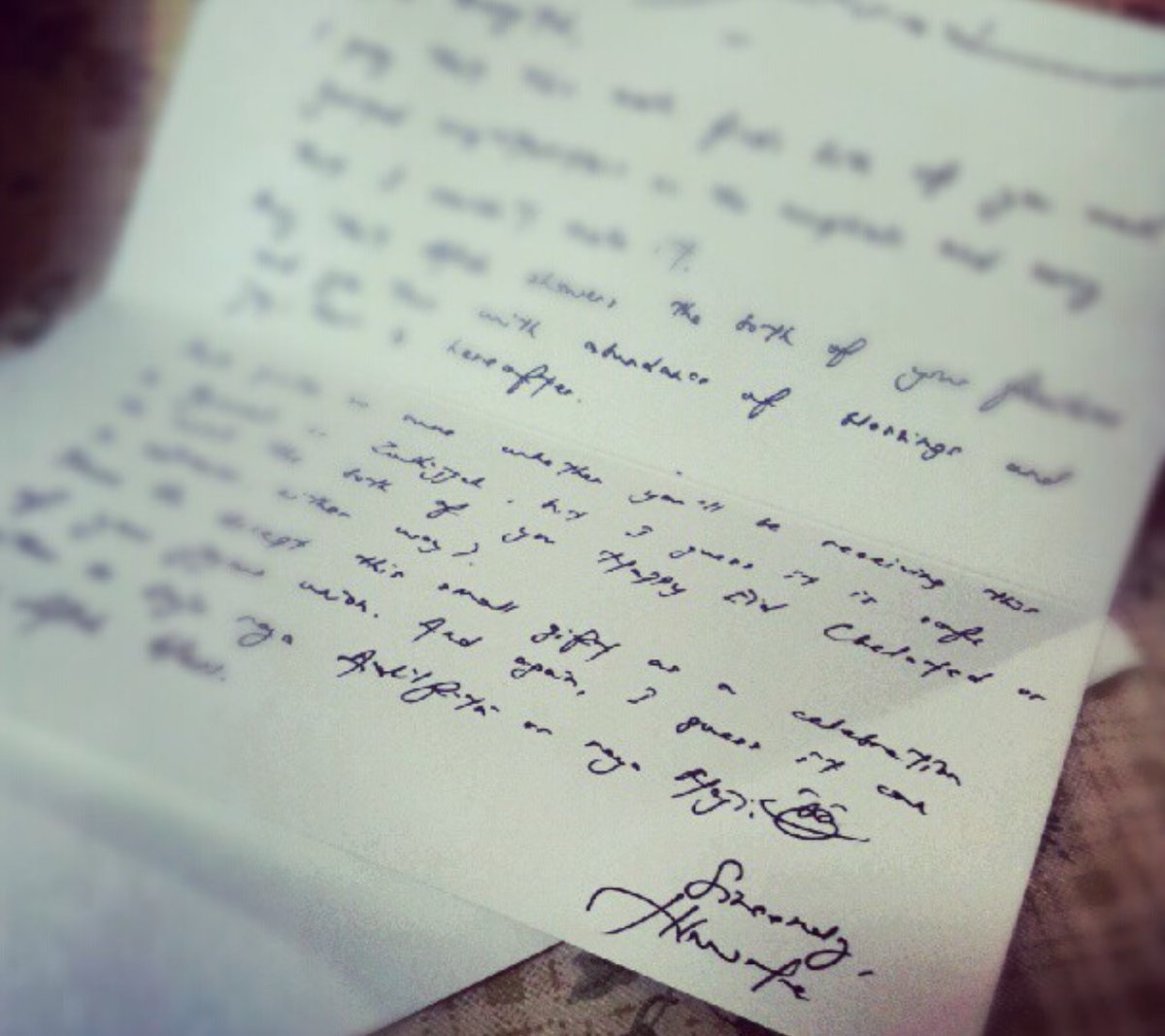 HilalAsyraf's tweet image. Tengok 2-3 hari ni orang sebut-sebut Hlovate, teringat dulu Hlovate hadiahkan saya kain &amp;amp; beri kad/surat sempena perkahwinan saya.

Kena cari balik surat ni dalam simpanan barang kahwin. Harap ada lagi.

Semoga di mana pun Hlovate berada, dia dalam perlindungan dan rahmat Allah.