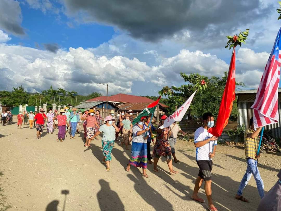 suchanms's tweet photo. The regular #Hpakant's Tarmakan Strike continued to protest against the military dicatorship on June21.

#WhatsHappeningInMyanmar #June21Coup #CrimesAgainstHumanity https://t.co/38oFD5ZRHz