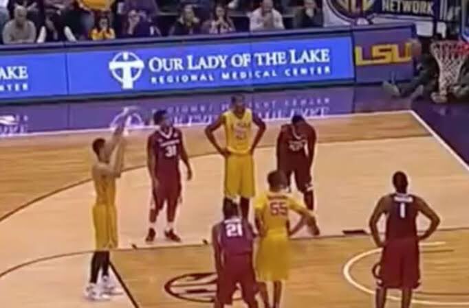 Wbstrakt's tweet photo. @avaawyd @BleacherReport Aired. jus like simmons’ free throw 😔 https://t.co/9vHlCAk7JP