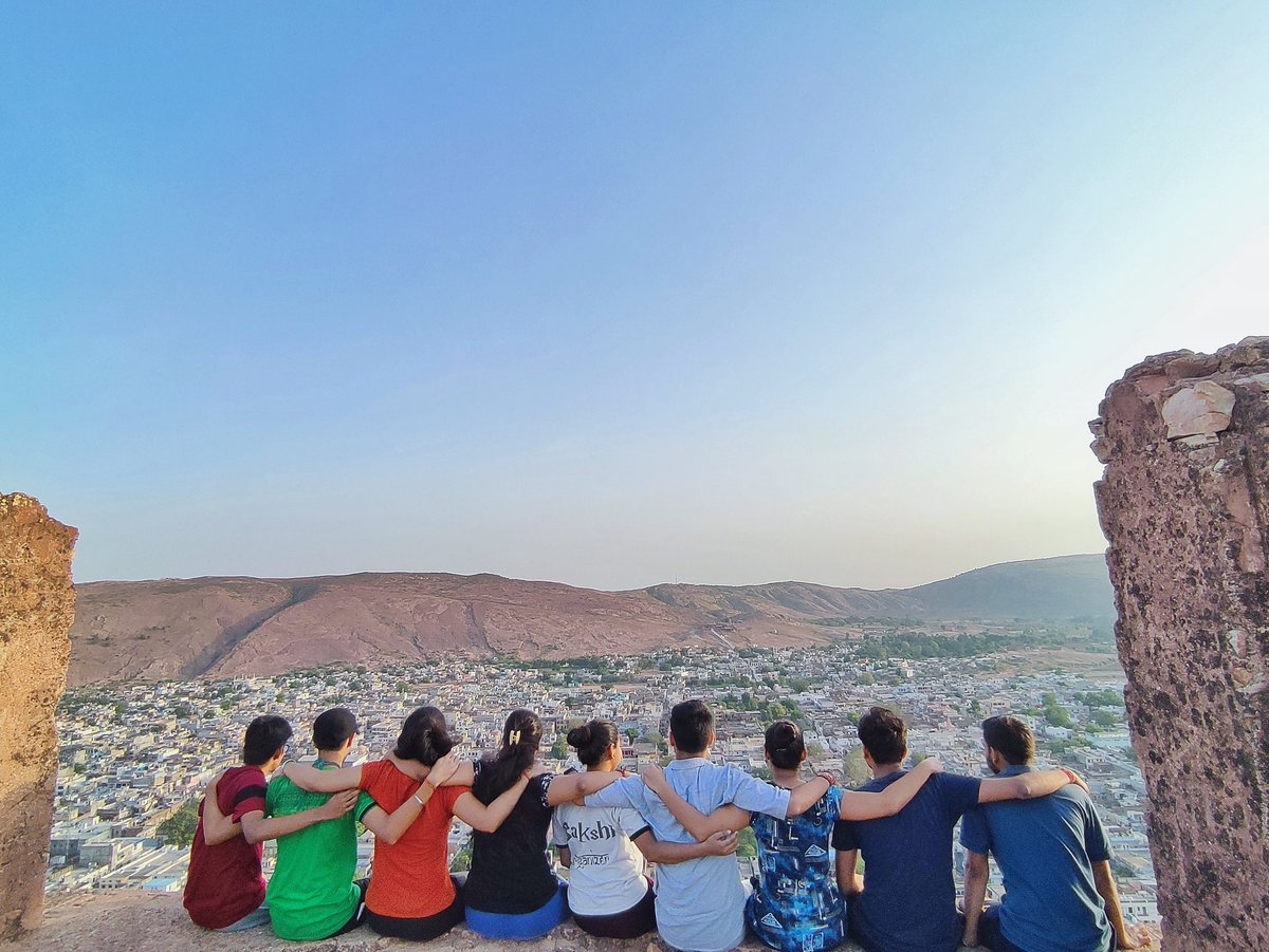 dgoldsmith007's tweet photo. 😊"The sun shines 🔆 Brightest from the peaks of mountains.” 🗻 
 
"All Friends 👫👬Hike more.📈 Worry Less.”😌
😍
"We are not in the mountains. The mountains we are me"😍 https://t.co/TY2BfSlDm5