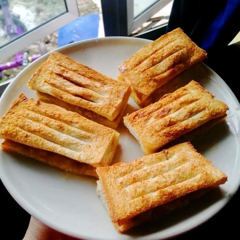 DailyMakan's tweet photo. Resipi minum petang Roti Bakar ala Kopitiam! 🍞🧈

Bahan-bahan:
Roti Gardenia (dibuang bahagian tepi)
Sekaya
Mentega

Cara penyediaan:
-sapukan kaya pada roti
-potong mentega dan letak diatas roti
-bakar dalam air fryer pada suhu 190c selama 7-10 minit

Kredit : Izz Aishah (FB) https://t.co/dt5Wo8uvEP