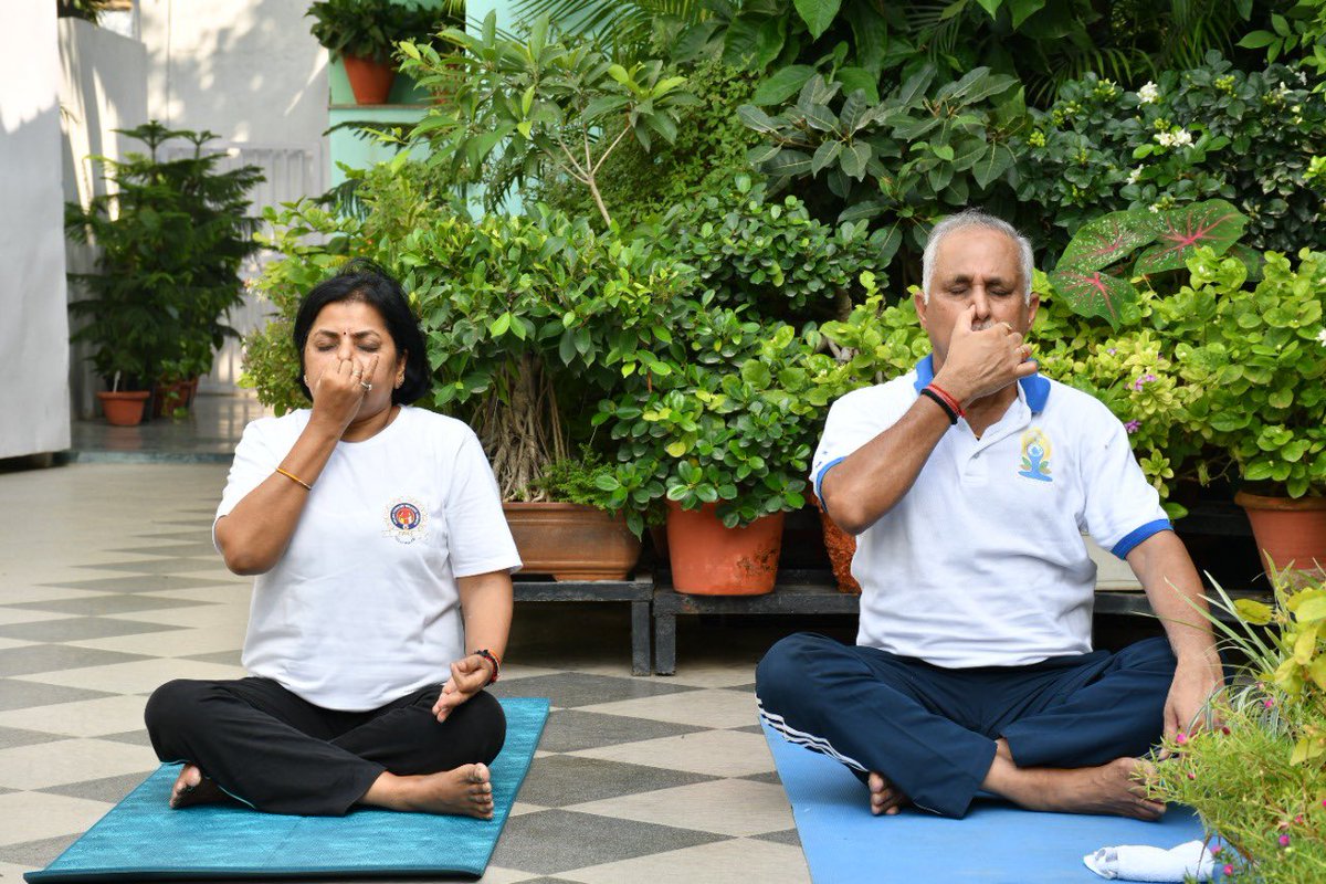 CPDelhi's tweet photo. I did my daily Yoga today morning at home. My wife too joined me to observe the ‘Yoga Day’ @DelhiPolice @LtGovDelhi @HMOIndia @PMOIndia https://t.co/Ux5ISBxZxc