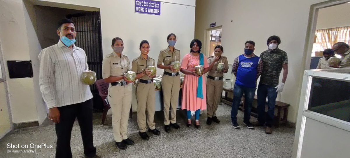 brosonwheels's tweet photo. #nammasalute Highlights 
.
Met and thanked 2000+ cops from @blrcitypolice &amp; @blrcitytraffic today with a smile, salute and a tender coconut
.
Glimpses from our time spent at Mahalakshmi Layout Police Station. Your happy faces made our day…🥰🥰🥰 https://t.co/RGCOOFOFlU