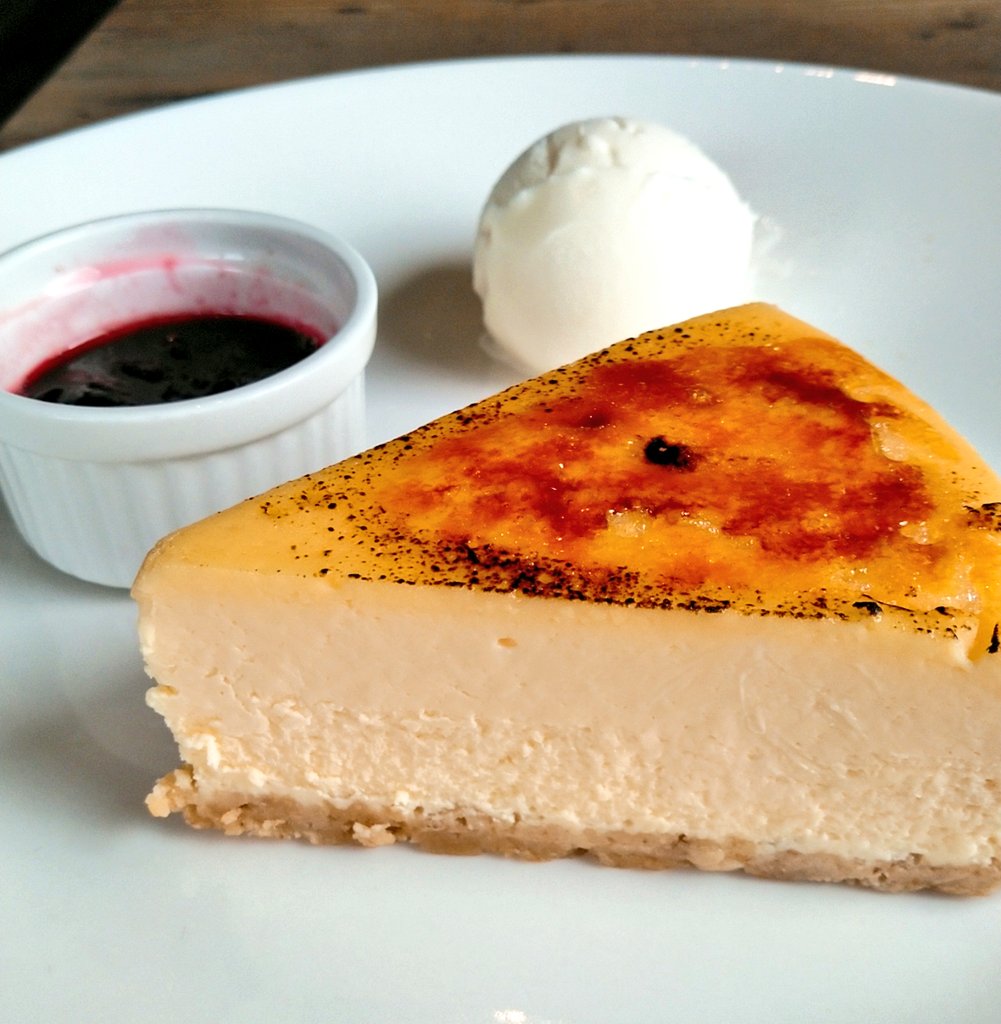 Misaton𖤐ˊ かわいい看板娘とチェリーチーズケーキ 表面パリパリで ༥ ｳﾏｲ Mikasacafe はいふり 横須賀 T Co 6sfh4upp3f Twitter