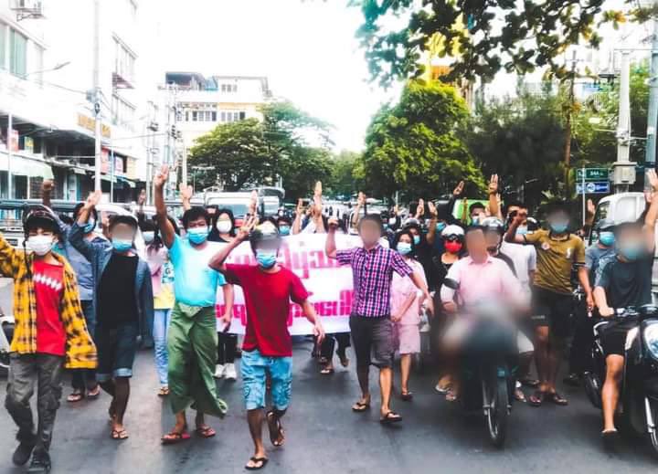shoon_lapyae's tweet photo. Students from different schools and universities in Aung Myay Tharzan Tsp, Mandalay marched on the streets as usual to protest against Genocidal Dictatorship and its nonsense rules.
#CrimesAgainstHumanity
#June21Coup 
#WhatsHappeningInMyanmar https://t.co/RNAGFuwq4R