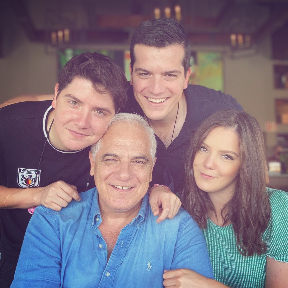 Feliz día Champ! Te amamos x siempre❤️💜 <a href="/MartinHolguin/">Martin Holguin</a> #HappyFathersDay