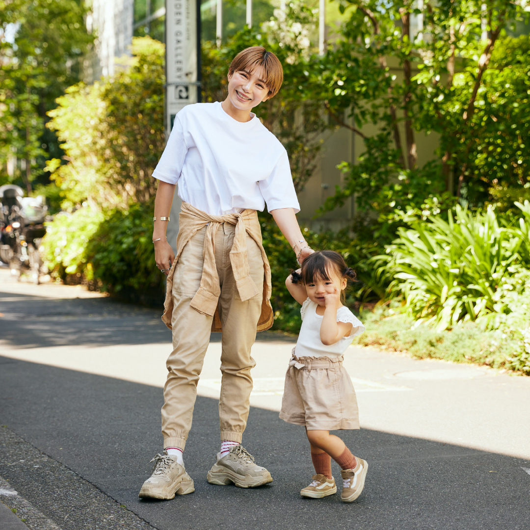 Gapkids Japan Gap Hugmug親子コーデ インフルエンサーとgapスタッフのリアルで参考になる お手本 Gap親子コーデを紹介 会社員 長谷川あやさん 小夏ちゃん 1歳 ベージュのワントーンコーデに T Co Erpr9mkzog T Co Miveyasul5