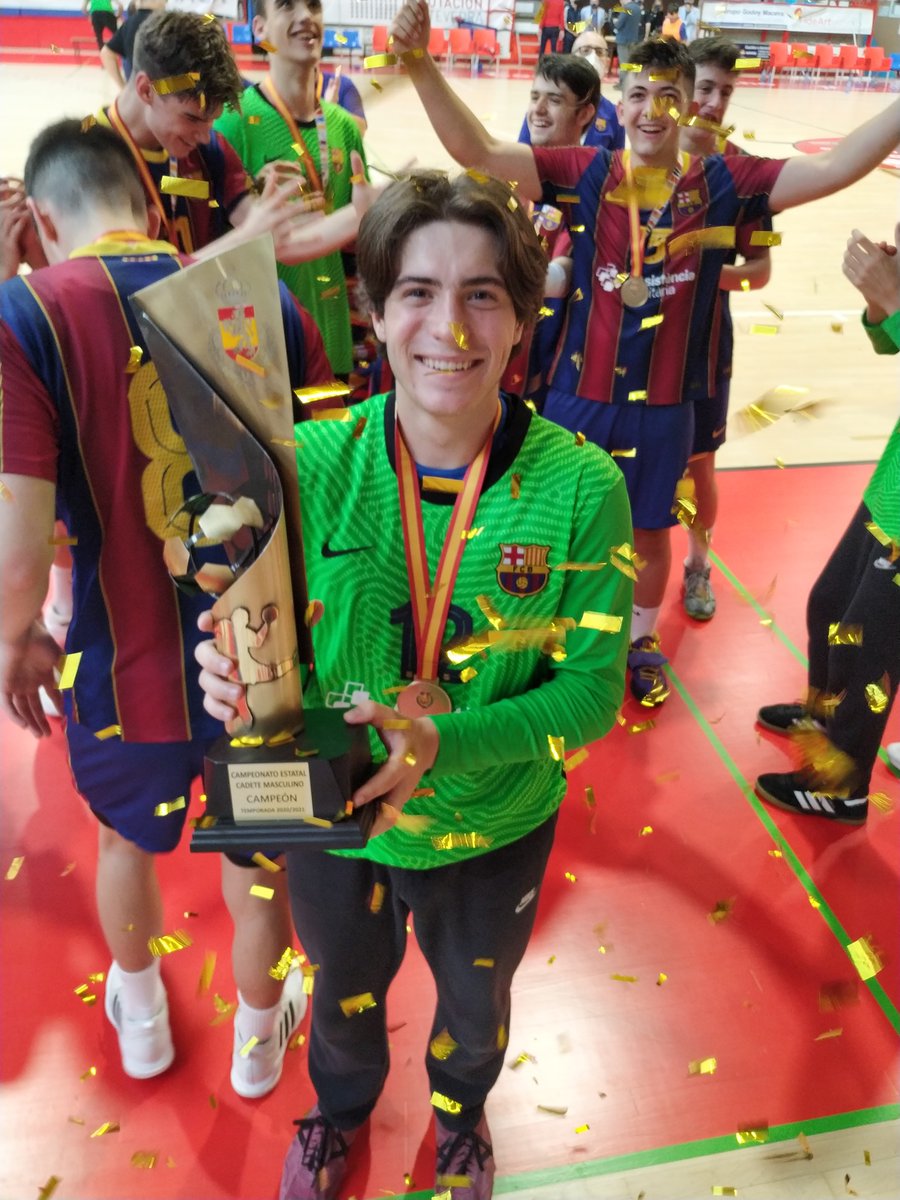 Óscar Martínez Guillén campió d’Espanya Cadet amb el F.C. Barcelona d’Handbol fent unes grans fases finals!! Felicitats campió!!! Que els teus somnis es facin realitat com sempre fas: amb esforç i constància...
#felicitatsoscar #granjugadormillorpersona