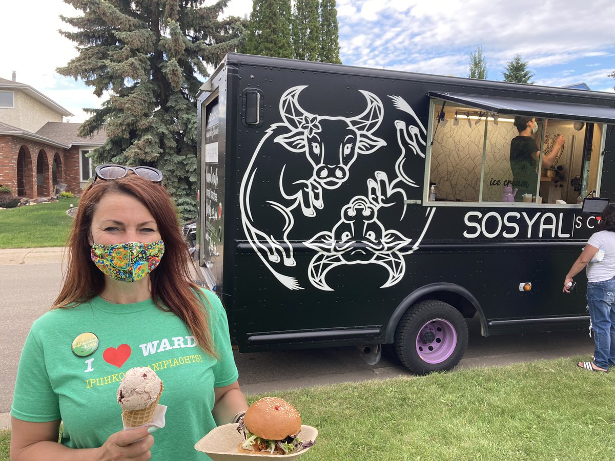 GlynnisYeg's tweet photo. It was a great foodies’ weekend in #Ipiihkoohkanipaiohtsi. #BlueQuill Estates hosted a remarkable community gathering with @sosyal_scoops & #CoastLunch Food Trucks! Then I found a pop up cookie sale in #MacEwan. #CookiesByK #yegcc https://t.co/4c8dnT12FJ