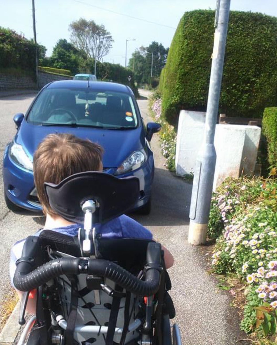27Tawnyowl's tweet photo. Please don't park on the pavement.🤔🤔🤔🤔🤔 https://t.co/6qoOIMMff9