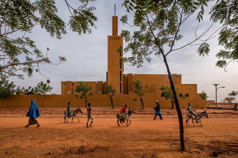 یاسمن اسماعیلی نمود بارز یک معمار با دغدغۀ پایداری اجتماعی و ایجاد خیر عمومی‌ست. نگاه زمینه‌گرا نیز از مدرسه دخترانه گوهر خاتون در مزار شریف تا مجتمع مسکونی نایمی و مجموعۀ مذهبی و سکولار الحکمه در نیجر (که بخاطر آخری برندۀ جایزۀ LafargeHolcim هم شد) از اصول جدانشدنی کارهای اوست.
