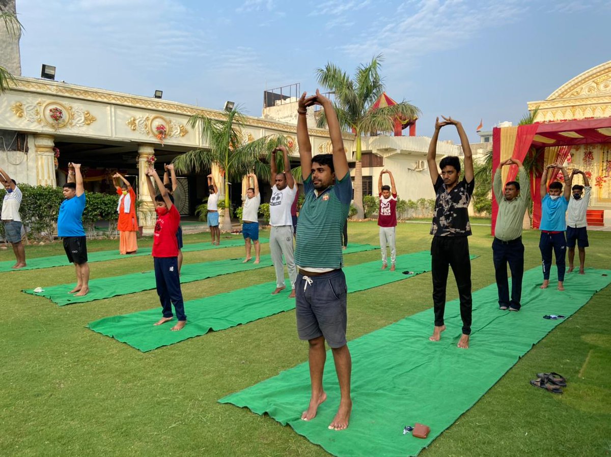 rajeshchowdhery's tweet image. सभी को 2021‘अंतरराष्ट्रीय योग दिवस’ की शुभकामनाएँ।
 योग तन व मन के बीच सामंजस्‍य स्थापित करने का ऐसा शाश्वत साधन है जिसके नियमित अभ्यास से मनुष्य में एक नई आत्म चेतना जागृत होती है।
भारत की प्राचीनतम परंपरा की पहचान योग आज मोदी जी के प्रयासों से विश्व बंधुत्व का प्रतीक बन गया है।