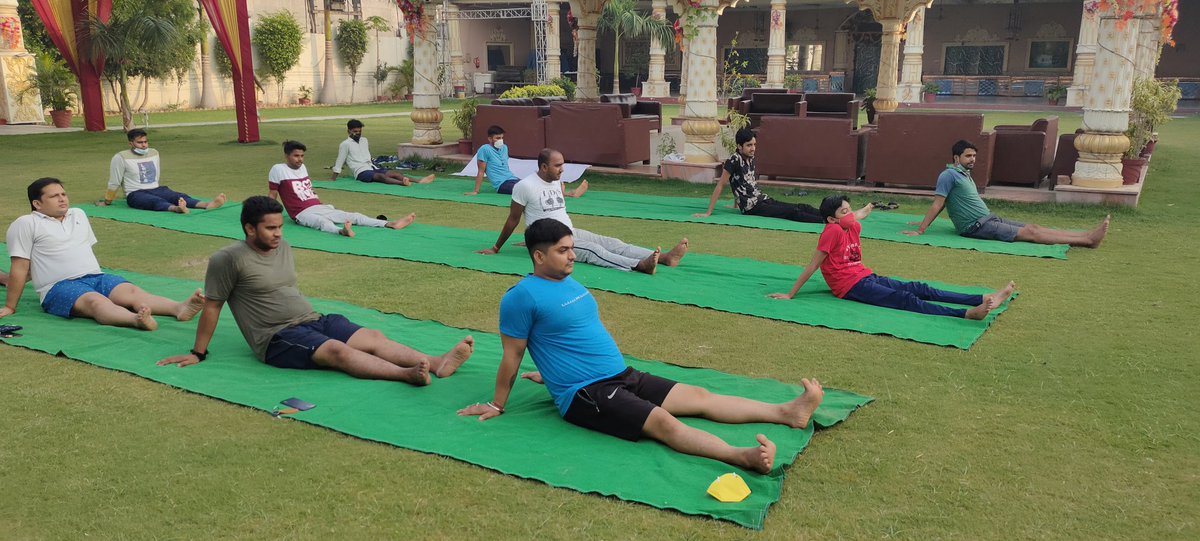 rajeshchowdhery's tweet image. सभी को 2021‘अंतरराष्ट्रीय योग दिवस’ की शुभकामनाएँ।
 योग तन व मन के बीच सामंजस्‍य स्थापित करने का ऐसा शाश्वत साधन है जिसके नियमित अभ्यास से मनुष्य में एक नई आत्म चेतना जागृत होती है।
भारत की प्राचीनतम परंपरा की पहचान योग आज मोदी जी के प्रयासों से विश्व बंधुत्व का प्रतीक बन गया है।