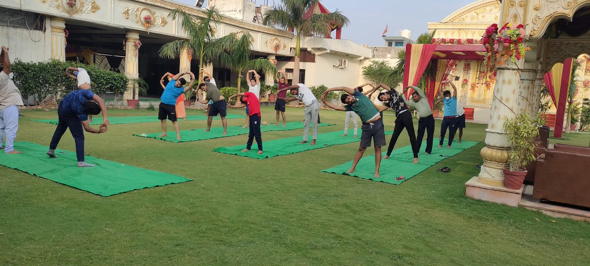 rajeshchowdhery's tweet image. सभी को 2021‘अंतरराष्ट्रीय योग दिवस’ की शुभकामनाएँ।
 योग तन व मन के बीच सामंजस्‍य स्थापित करने का ऐसा शाश्वत साधन है जिसके नियमित अभ्यास से मनुष्य में एक नई आत्म चेतना जागृत होती है।
भारत की प्राचीनतम परंपरा की पहचान योग आज मोदी जी के प्रयासों से विश्व बंधुत्व का प्रतीक बन गया है।