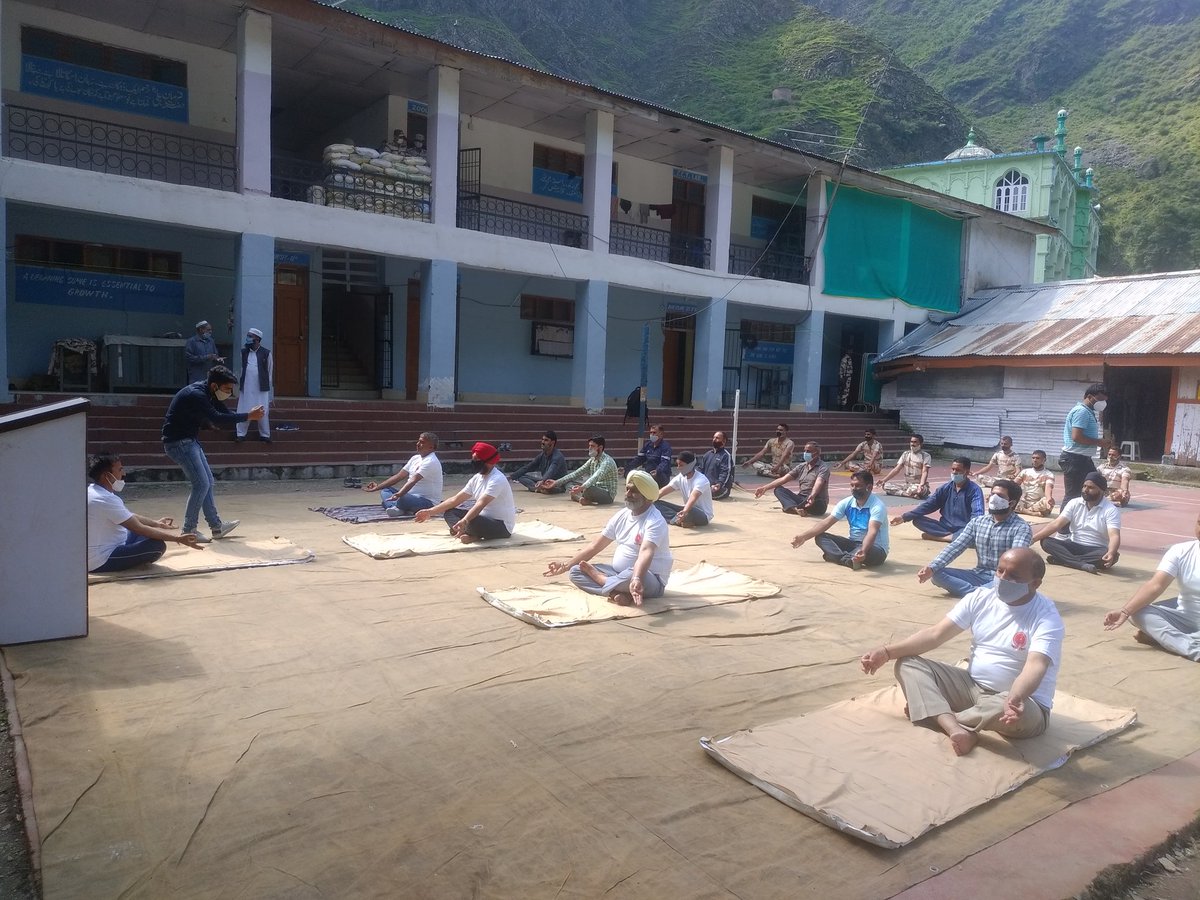 7th International Yoga day celebrated at Tehsil HQ Mandi of District Poonch. Org. By Deptt. of Youth Service & Sports Poonch. 
#InternationalDayOfYoga 
@SaleemRehman01 @jk_yss @PoonchDm @PoonchPolice @nitishwarKumar @Farooqkhan953 @dwivedimk_ias @ShamimGanai1